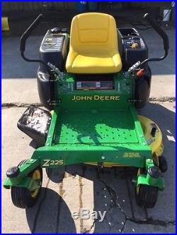 John Deere Z225 Zero Turn Mower 18.5 HP Briggs 42 Deck- Only 156 hours