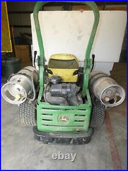 John Deere ZTRAK Zero Turn Riding Lawn Mower 72-in Deck Propane